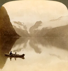 No sombrio Lago Olden, entre montanhas cobertas de nuvens, até a geleira Maelkevold, Noruega, 1905.