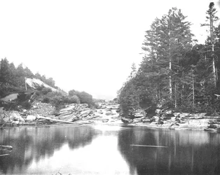 No rio Ammonoosuc, White Mountains, New Hampshire, EUA, c1900.