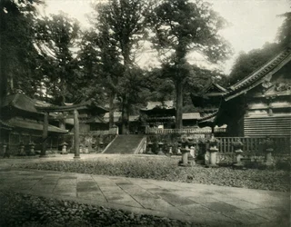 Um dos muitos templos em Nikko, Japão, local de peregrinação de santuários sagrados, 1936.
