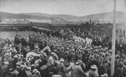 Um dos incidentes dolorosos da guerra: tropas britânicas capturadas sendo levadas para Pretória, 1902