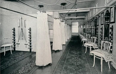 Um dos espaçosos salões de ginástica, c1898