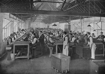 Um dos departamentos de fabricação de charutos da Salmon and Gluckstein, Ltd, Londres, c1870s 1903