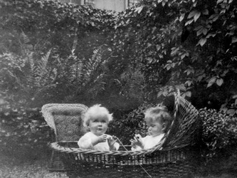 Um ano de idade, 1915