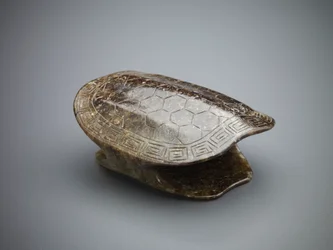 Ornamento em forma de casco de tartaruga, dinastia Ming, 1368-1644.