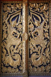Porta do templo ornamentada em Wat Chedi Luang, Chiang Mai. Tailândia