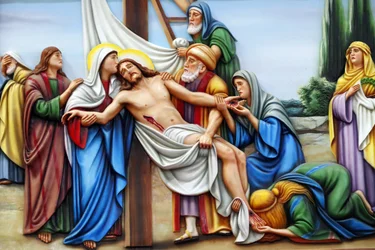 A igreja de Nossa Senhora de Fátima. Via Sacra. Estação 13. Jesus é descido da cruz. Cidade de Ho Chi Minh. Vietname