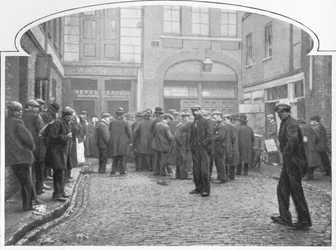 Fora de uma cozinha de sopa, Grays Yard, Marylebone, Londres, c1903 1903