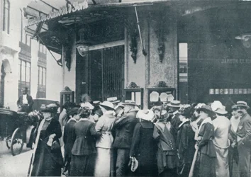 Fora de uma das lojas de artigos de Paris, quando se temia um cerco à cidade, c1914