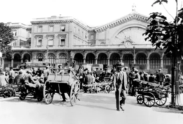 Fora da Gare de lEst, Paris ocupada pela Alemanha, setembro de 1940