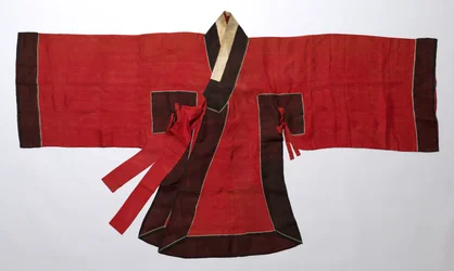 Sobretudo para o traje cerimonial real, final do século XVIII a princípios do século XIX.