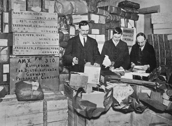 Embalagem de presentes para expedição a prisioneiros britânicos na Alemanha, 1915