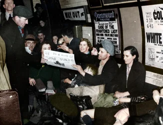 Vendedor de papel no subsolo, Londres, c.1940
