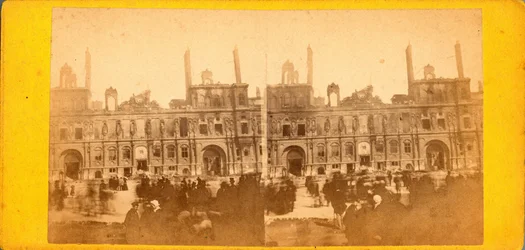 Comuna de Paris (1871): vista do Hotel de Ville após o incêndio de maio de 1871. Fotografia anónima. Impressão em papelão Dim. 17x8 cm
