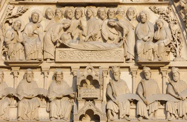 Catedral de Paris Notre Dame ala oeste : Porta da Virgem : Maria no seu leito de morte rodeada por Jesus e pelos apóstolos, Paris, França
