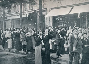 Multidão de Paris assistindo um dos aviões alemães sobrevoando a cidade, c1914