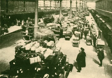 Bagagem de passageiros na estação de Talbot Road, Blackpool, na temporada de férias de 1930.