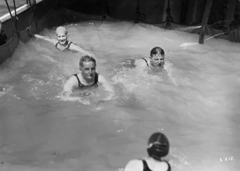 Passageiros na piscina a bordo de um navio de cruzeiro, c1920s-c1930s