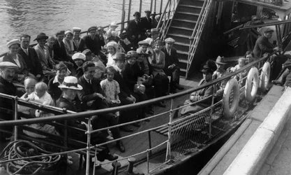 Passageiros a bordo de um barco, Bournemouth, Dorset, 1921