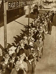 Passageiros que esperam na estação da estrada de Goldhawk em Londres durante a greve railway, 1919, 1935.