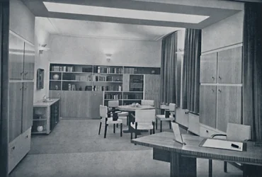 Paul Bromberg. Sala combinada de desenho e sala de jantar em uma casa em Roterdã, em marfim, vermelho-laranja e
