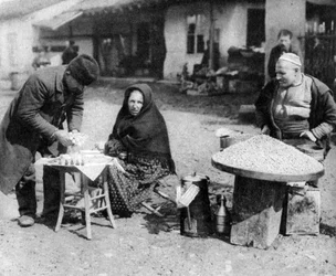 Pedelares de amendoim e perfume, Sofia, Bulgária, c1923