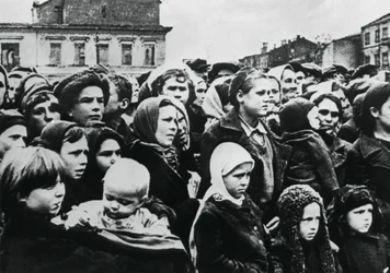 Povo da cidade russa de Smolensk após sua libertação pelo Exército Vermelho, 1943