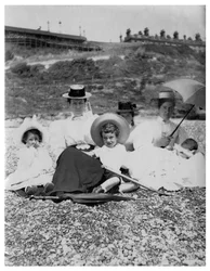 Pessoas na praia, c1890-1909