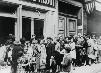 Pessoas em fila diante de uma leitaria, Paris ocupada pelos alemães, 26 de julho de 1940