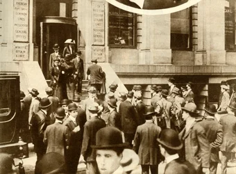 Pessoas à espera de notícias do Titanic ... Nova York, EUA, abril de 1912, 1935.