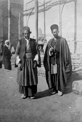 Peregrinos persas do lado de fora da mesquita de Kazimain, Iraque, 1917-1919
