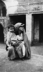 Mulher e criança persas, 1917-1919