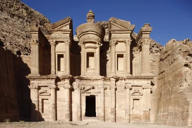 Sítio Arqueológico de Petra: Al-Dier, ou o Mosteiro (nomeado para um antigo uso do túmulo), o maior túmulo de Petra, Petra, Jordanie
