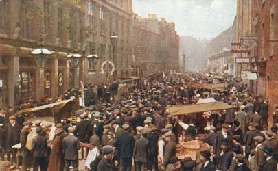 Mercado de Petticoat Lane em um domingo de manhã, Londres, c1910.