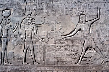 Faraó ferindo seus inimigos, Templo de Khnum, Períodos Ptolomaico e Romano