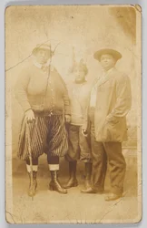 Postal fotográfico de três mulheres não identificadas, 1904-1918.