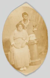Postal fotográfico de duas mulheres não identificadas, 1918-1930.