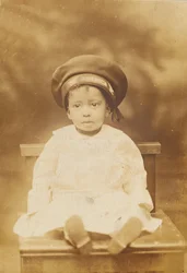 Postal fotográfico com imagem de uma criança pequena, 1918-1930.