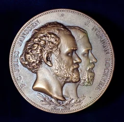 Pierre Janssen e Joseph Norman Lockyer, astrônomos franceses e ingleses, 1868