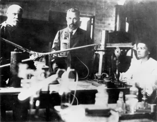 Pierre e Marie Curie, cientistas franceses, trabalhando no laboratório