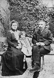 Pierre e Marie Curie, cientistas franceses, com sua filha Irene, 1904