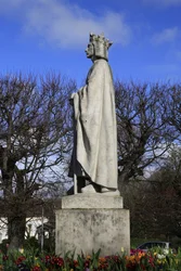 Igreja colegial envenenada. Estátua de Saint Louis. Perfil, Poissy, França