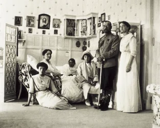 Retrato do Czar Nicolau II (1868-1918) com sua família, da esquerda para a direita Tatiana, Alexandra (sua esposa), Anastasia, Maria, e Olga, c. 1910 (foto a p/b)