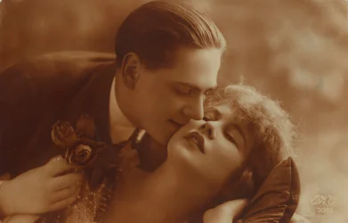 Postal de casal vintage romântico, em sépia