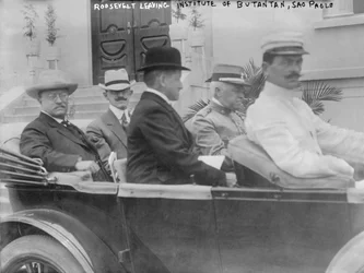 O Presidente Roosevelt deixa o Instituto Butantan em São Paulo com o Secretário de Estado Altino Arantes