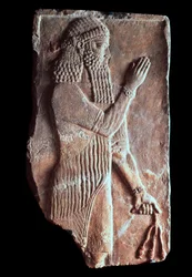 Sacerdote com um galho de árvore de romã, 722-705 aC
