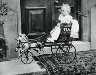 Príncipe Albert Windsor aos um ano de idade, c1896