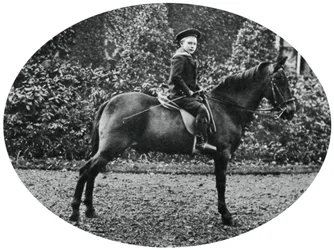 Príncipe Albert Windsor aos seis anos de idade, sentado em um cavalo, 1902