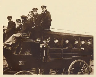 O príncipe Albert chega a Devonport para embarcar no cruzador Cumberland, 1913, 1937