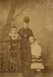Princesa Ekaterina Mikhailovna Yurievskaya com as crianças Georgy e Olga, final da década de 1870 e início da década de 1880.