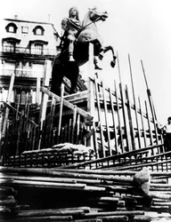 Medidas de proteção para a estátua de Luís XIV, Paris, 1940